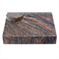 Pultstein mit Sockel