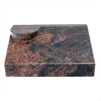 Pultstein mit Sockel