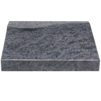 Pultstein mit Sockel