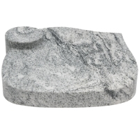 Geschwungener Pultstein mit Sockel